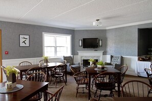 Free daily continental breakfast  - Saxon Inn (Alfred)