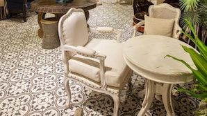 A luxurious interior with ornate chandeliers, patterned flooring, and plush seating. - Hotel Royal Kingdom (Beinan)