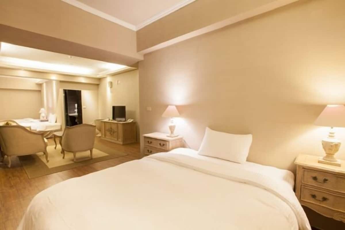 Blackout drapes, soundproofing, iron/ironing board, free WiFi