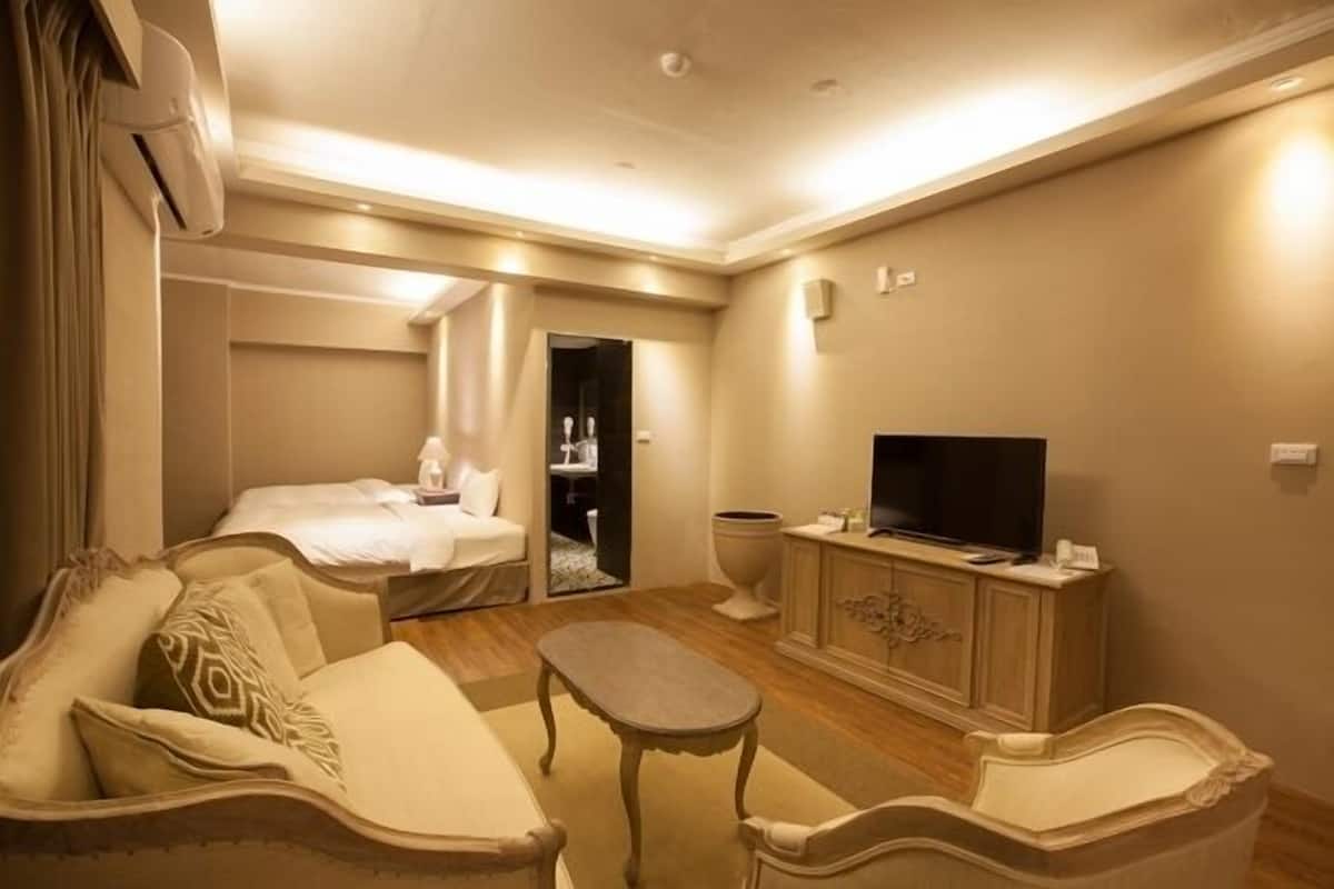 Blackout drapes, soundproofing, iron/ironing board, free WiFi