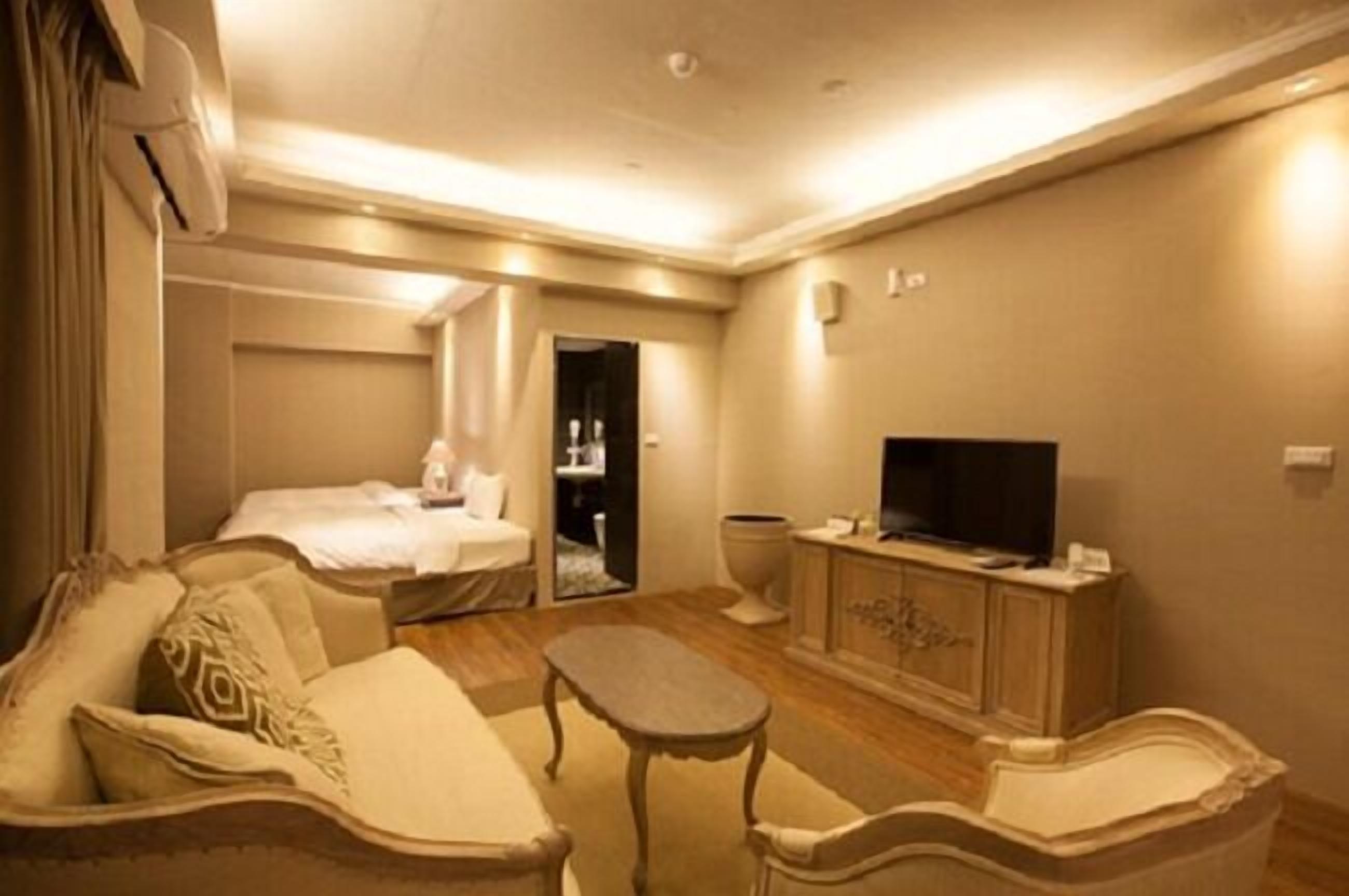 Blackout drapes, soundproofing, iron/ironing board, free WiFi