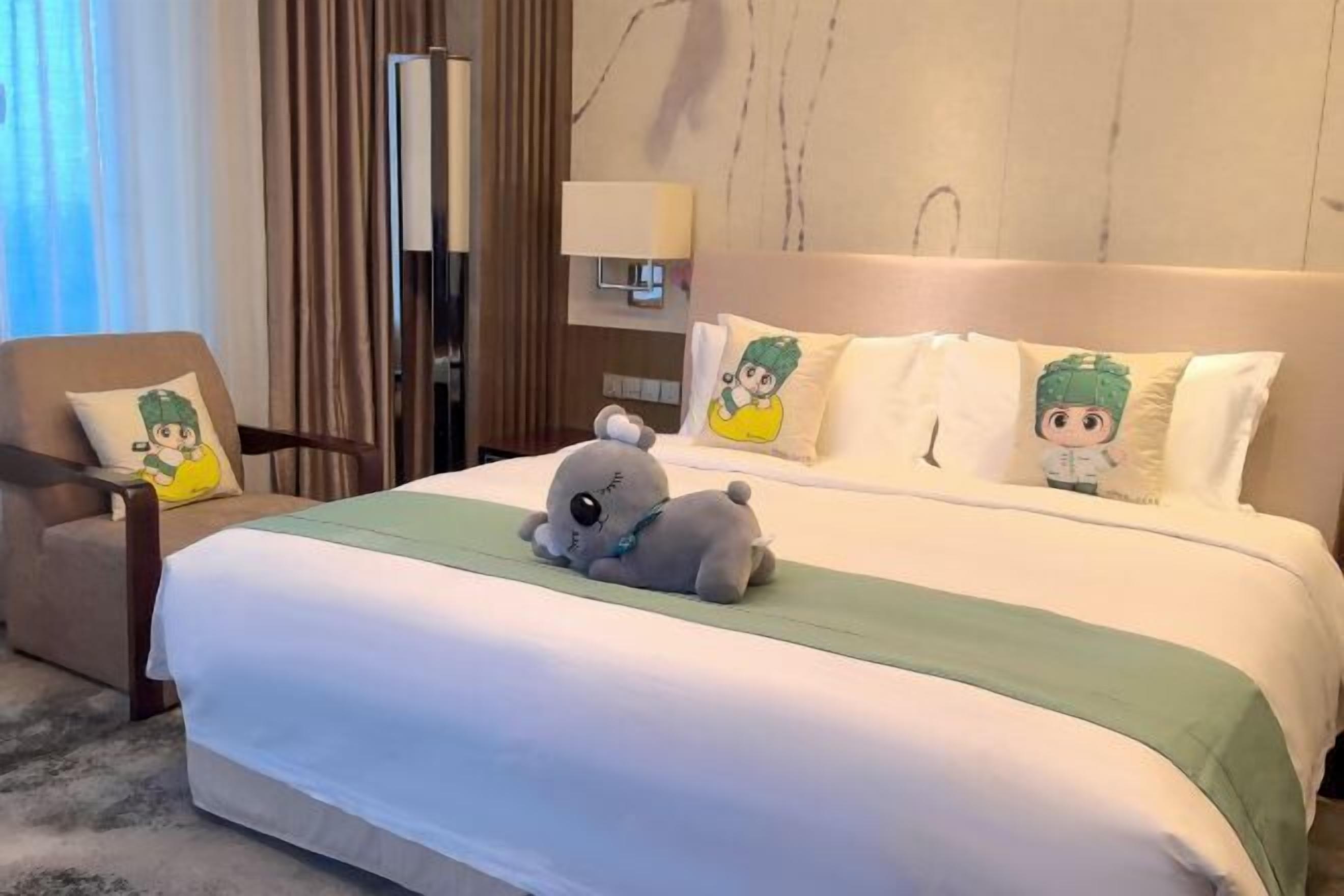 Minibar, coffres-forts dans les chambres, bureau, rideaux occultants