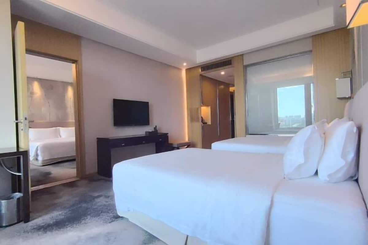 Minibar, caja de seguridad en la habitación y escritorio