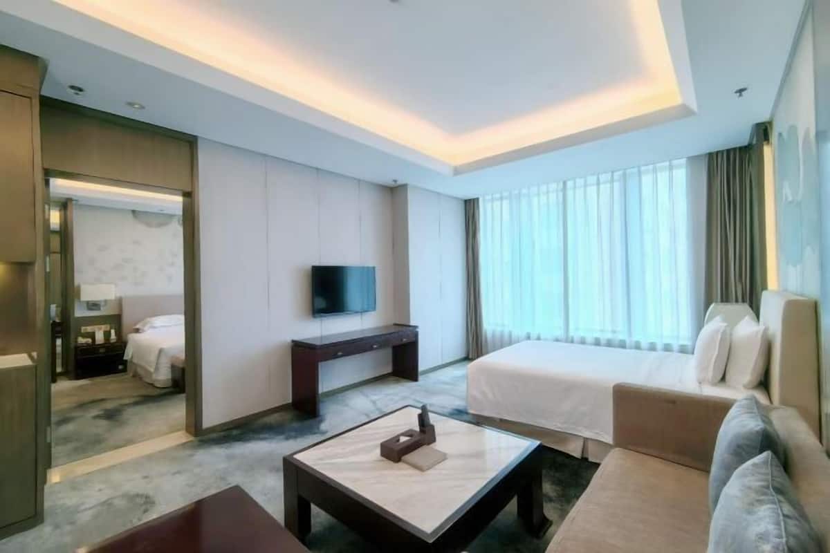 Minibar, caja de seguridad en la habitación y escritorio