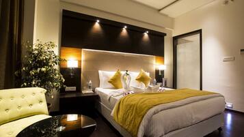 ميني بار وخزنة داخل الغرفة ومكتب ومكواة/لوح كي