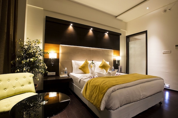 Rom – deluxe | Minibar, safe på rommet, skrivebord og strykejern/-brett