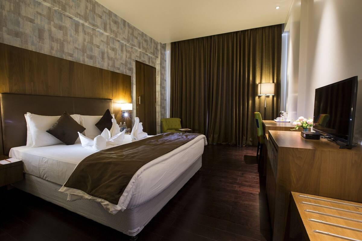 Suíte, 1 cama King | Frigobar, cofres nos quartos, escrivaninha