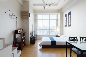 Duplex Deluxe - utsikt mot staden | Individuell inredning, unika möbler och mörkläggningsgardiner