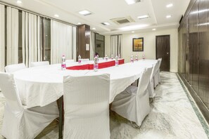 Meeting facility - Treebo Trip Casa Cyber DLF phase 3 (Gurugram)