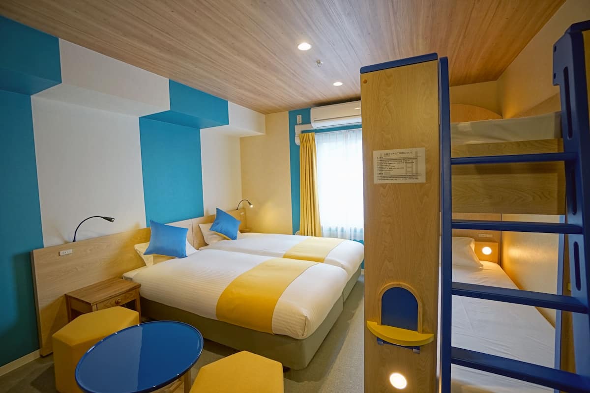 Familieværelse - ikke-ryger (Family&Leisure#4, 1 Bunk+1Twin Bed) | Pengeskab på værelset, gratis Wi-Fi, sengetøj