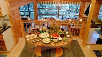House, 3 Bedrooms, Sauna | In-room dining