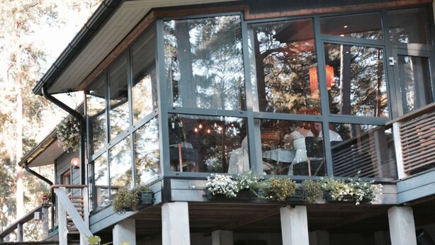 A modern building with large windows and a balcony. - Äijälän Rusti Paratiisisaari (Naantali)