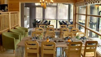House, 3 Bedrooms, Sauna | In-room dining