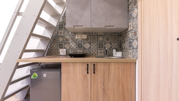 Departamento (Purple) | Cocineta privada | Refrigerador, microondas, parrilla de estufa y utensilios de cocina