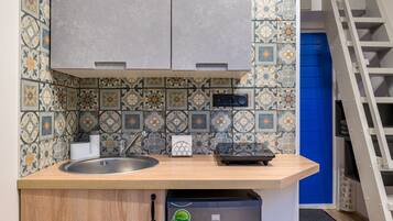Estudio, 1 cama matrimonial, cocineta (Red) | Cocineta privada | Refrigerador, microondas, parrilla de estufa y utensilios de cocina
