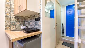 Departamento (Blue) | Cocineta privada | Refrigerador, microondas, parrilla de estufa y utensilios de cocina