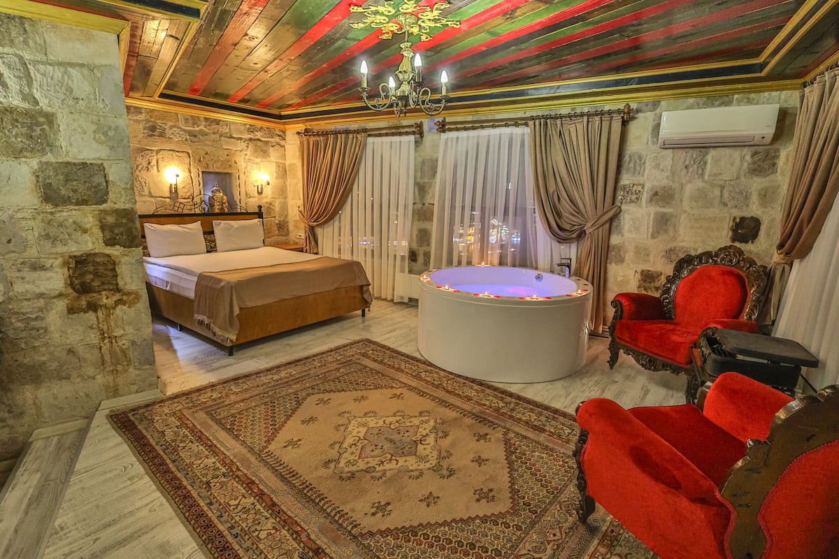 King Suite | Egyptian cotton sheets, premium bedding, Select Comfort beds, minibar