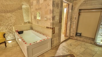 Deluxe Cave Jacuzzi Room | Banheiro | Chuveiro/banheira combinados, banheira de hidromassagem