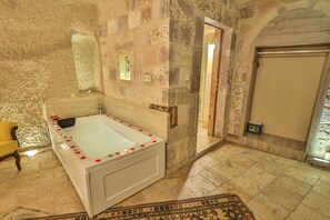 Deluxe Cave Jacuzzi Room | Salle de bain | Ensemble baignoire-douche, baignoire à remous