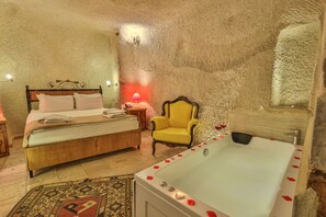 Deluxe Cave Jacuzzi Room | Egyptian cotton sheets, premium bedding, Select Comfort beds, minibar