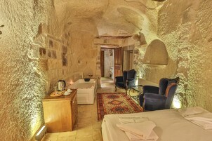 Deluxe Cave Jacuzzi Room | Bettwäsche aus ägyptischer Baumwolle, hochwertige Bettwaren