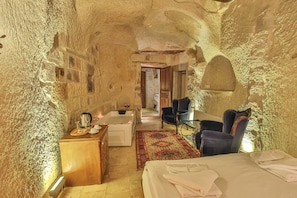 Deluxe Cave Jacuzzi Room | Egyptian cotton sheets, premium bedding, Select Comfort beds, minibar - Bedrock Cave Hotel - Adults Only (Nevsehir)