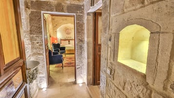 Deluxe Cave Jacuzzi Room | Sengetøy i egyptisk bomull og sengetøy av topp kvalitet