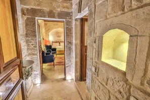 Deluxe Cave Jacuzzi Room