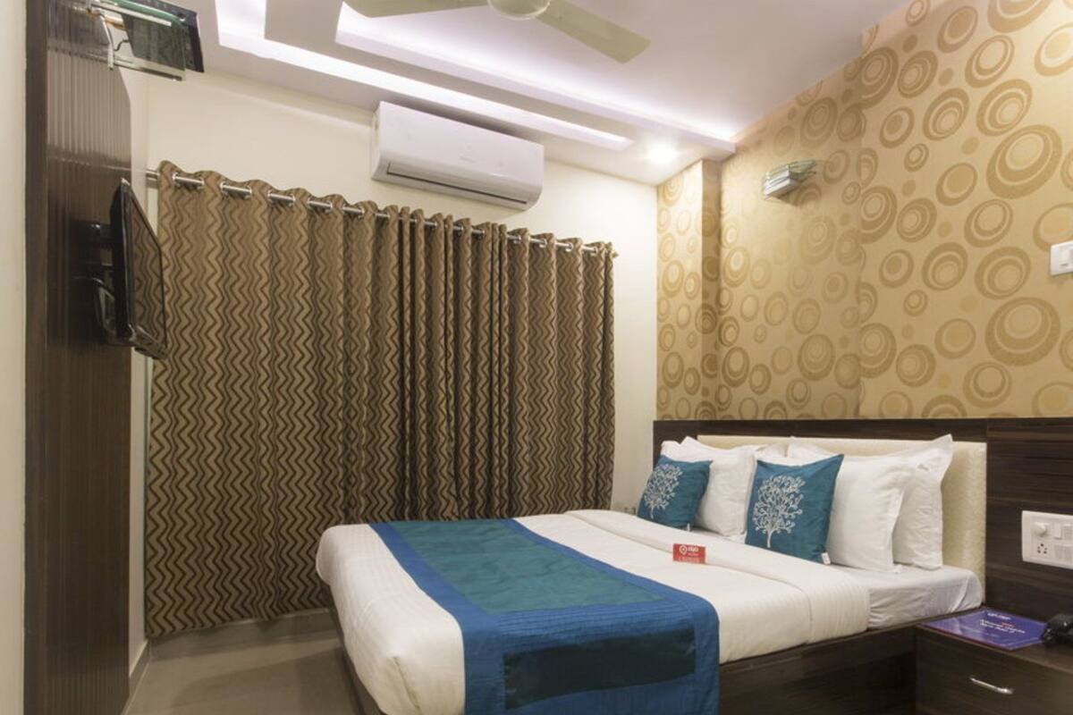 Quarto casal standard, 1 cama de casal | Sala de estar | TV de tela plana