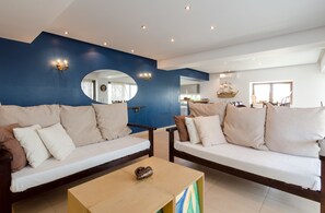 Villa, 5 Schlafzimmer, Meerblick, Strandnähe | Wohnzimmer | 32-Zoll-Flachbildfernseher mit Satellitenempfang, Plasmafernseher, Kamin