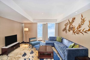 Breccia Suite, Bath up, City View, Executive lounge access | Oppholdsområde | En 43-tommers LCD-TV med kabel-kanaler samt TV