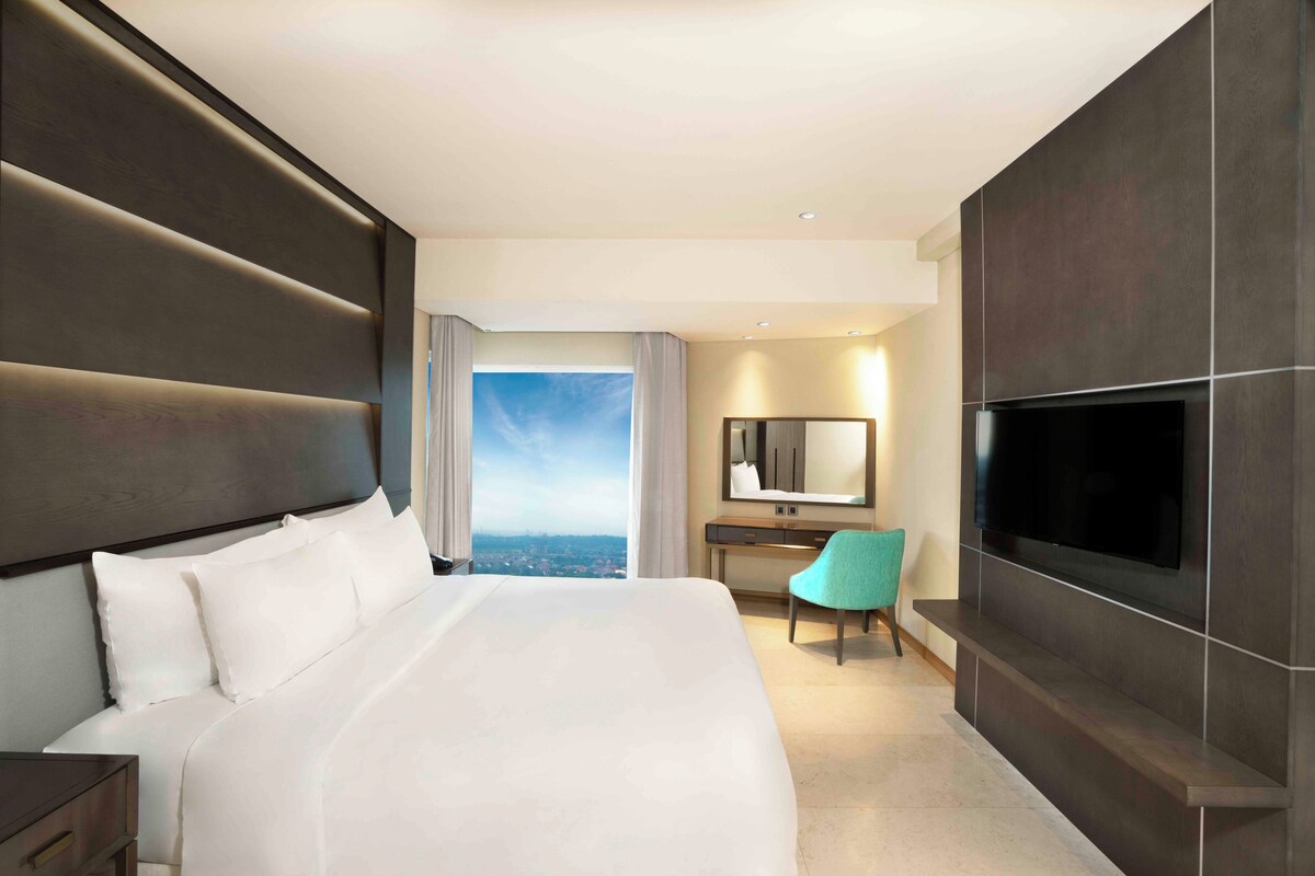 Minibar với thức uống miễn phí, két bảo mật tại phòng, bàn 
