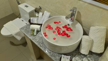 Suite, Badewanne (Valley + 40" TV) | Waschbecken im Bad