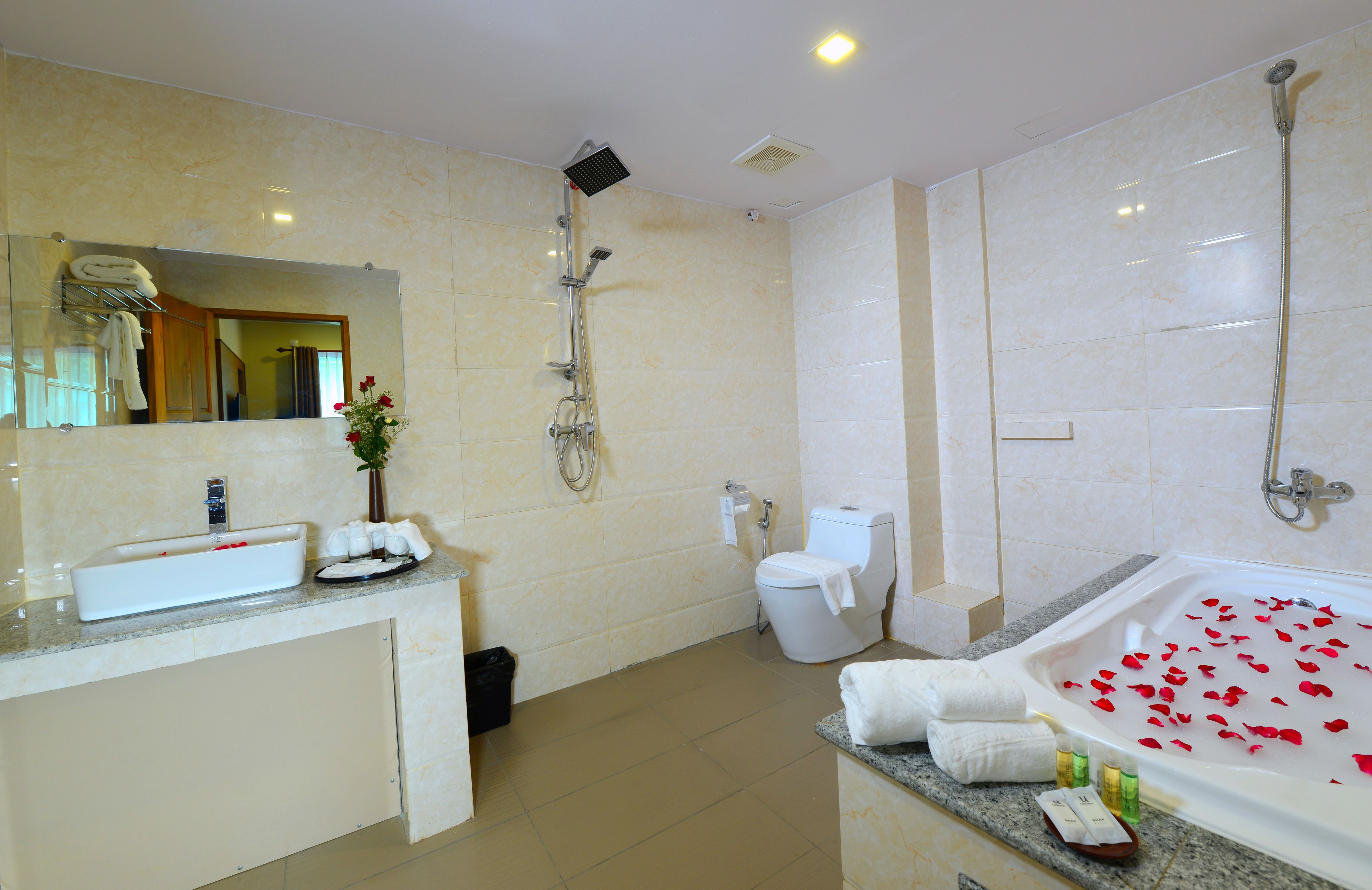 Un baño con lavamanos, inodoro, ducha y bañera.