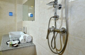 Chambre supérieure | Salle de bain | Douche, articles de toilette (gratuits), séchoir à cheveux, pantoufles