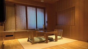 A traditional Japanese room with tatami flooring, a low wooden table, and sliding shoji screens. - Nest Hotel Olt Kawasaki Station (Kawasaki)