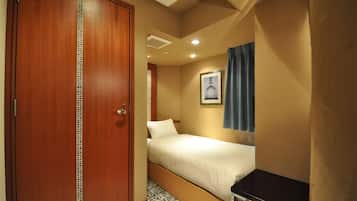 Deluxe Triple Room, Non Smoking | Soundproofing, iron/ironing board, free WiFi, bed sheets