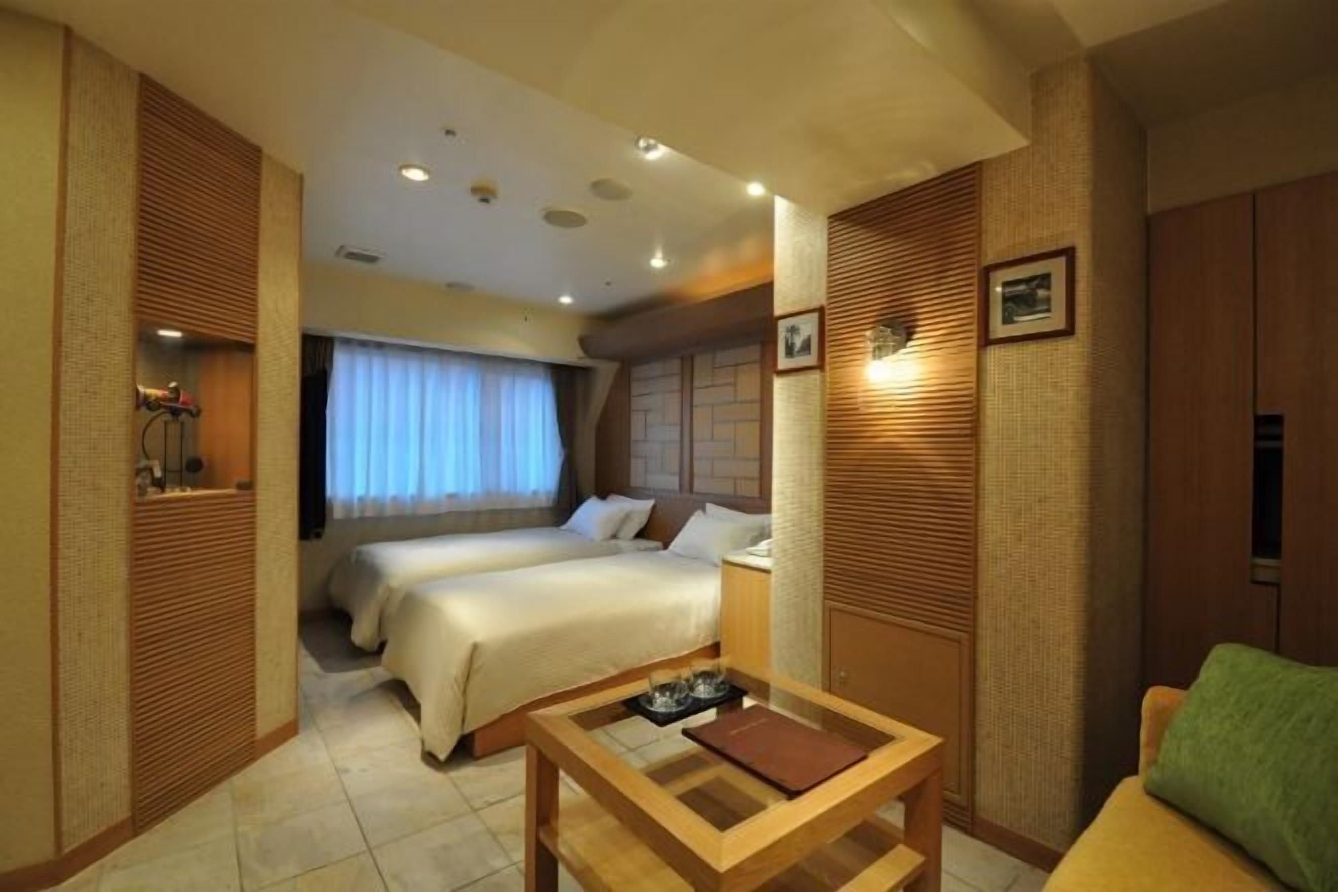 Insonorización, tabla de planchar con plancha y wifi gratis 