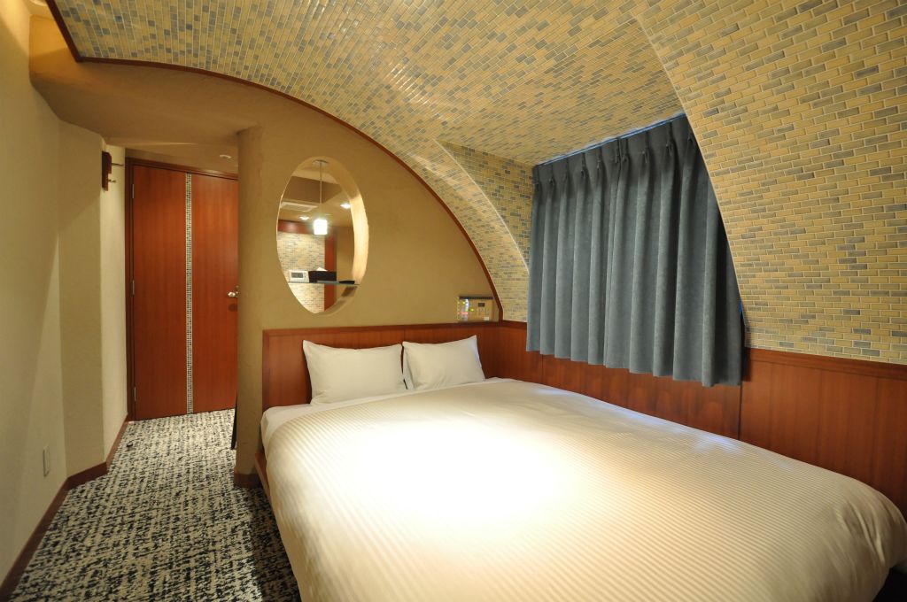 deluxe triple room, non smoking | desk, laptop workspace, soundproofing, iron/ironing board