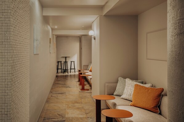 Lobby sitting area - Nest Hotel Olt Kawasaki Station (Kawasaki)