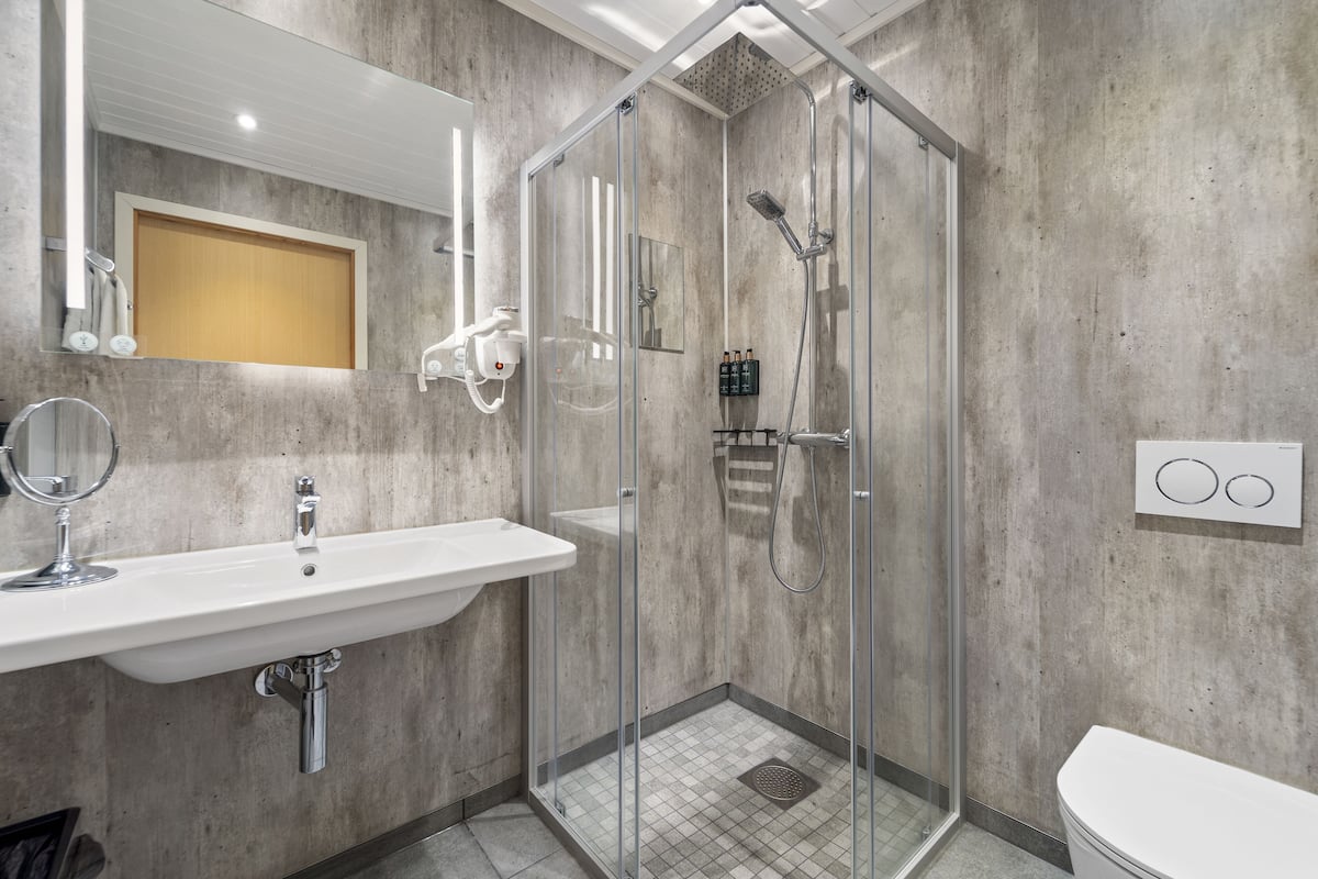 Economy Double Room, Sea View | Bathroom