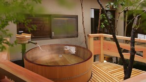 슈피리어룸, 온수 욕조 (Annex Building) | 욕실 | 무료 세면용품, 헤어드라이어, 슬리퍼, 비데