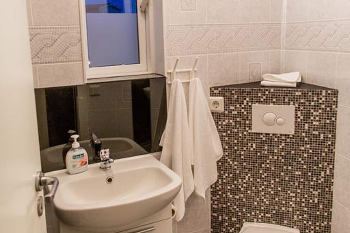 comfort studio | bathroom | shower, towels