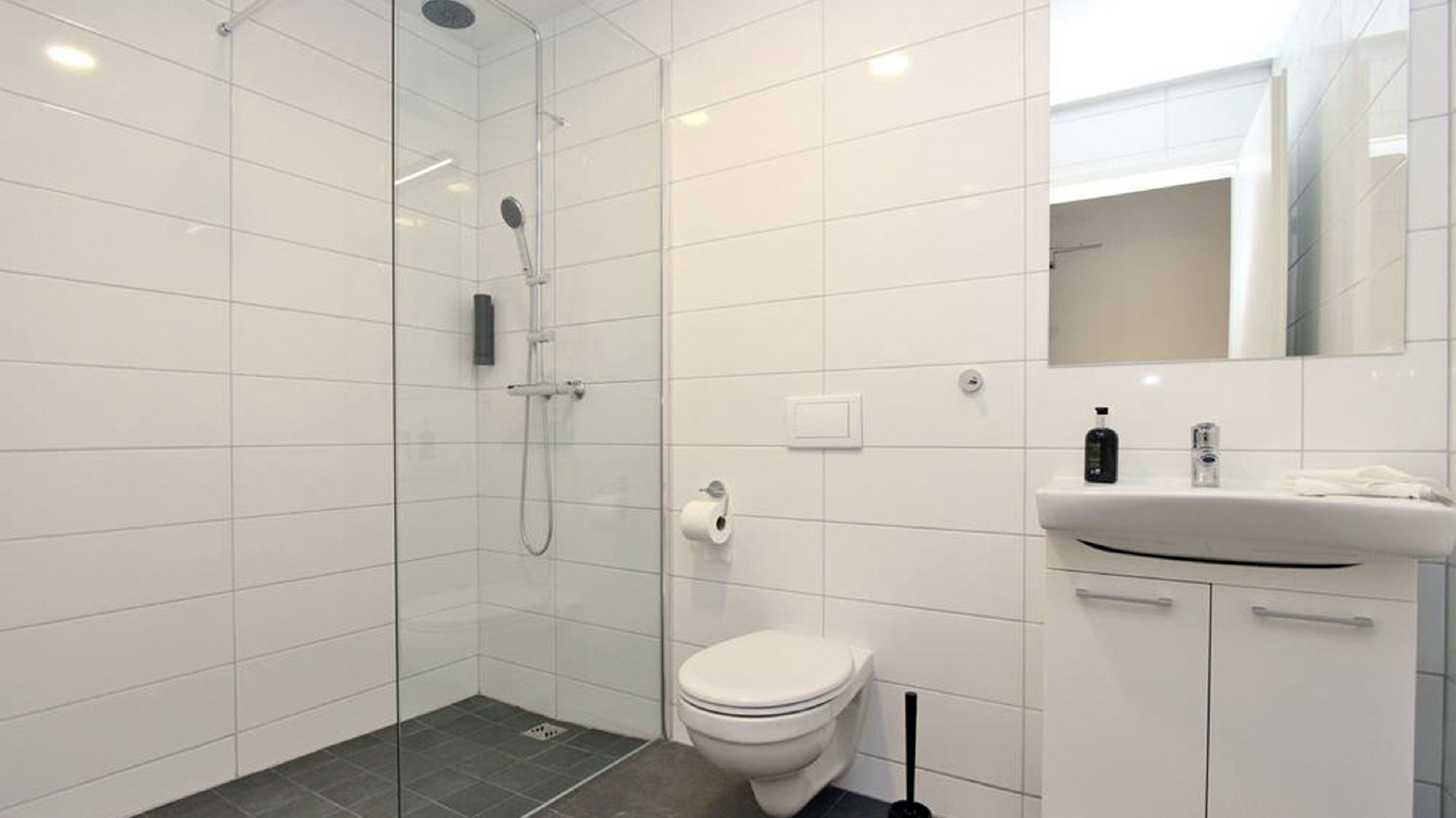 deluxe double room | bathroom | shower, towels