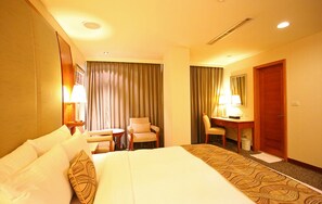 Desk, blackout drapes, soundproofing, iron/ironing board - Elegance Hotel Taipei (Taipei)