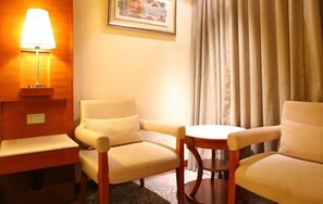 Suite Deluxe, 1 letto king (Rose) | Una scrivania, tende oscuranti, insonorizzazione, ferro/asse da stiro