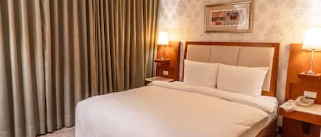 Meja, langsir/tirai gelap terus, kalis bunyi, seterika/papan seterika