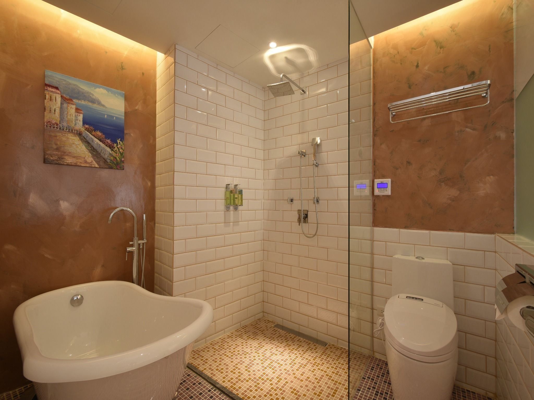 Un baño con bañera, inodoro y ducha.