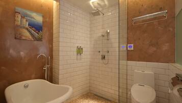 Un baño con bañera, inodoro y ducha.