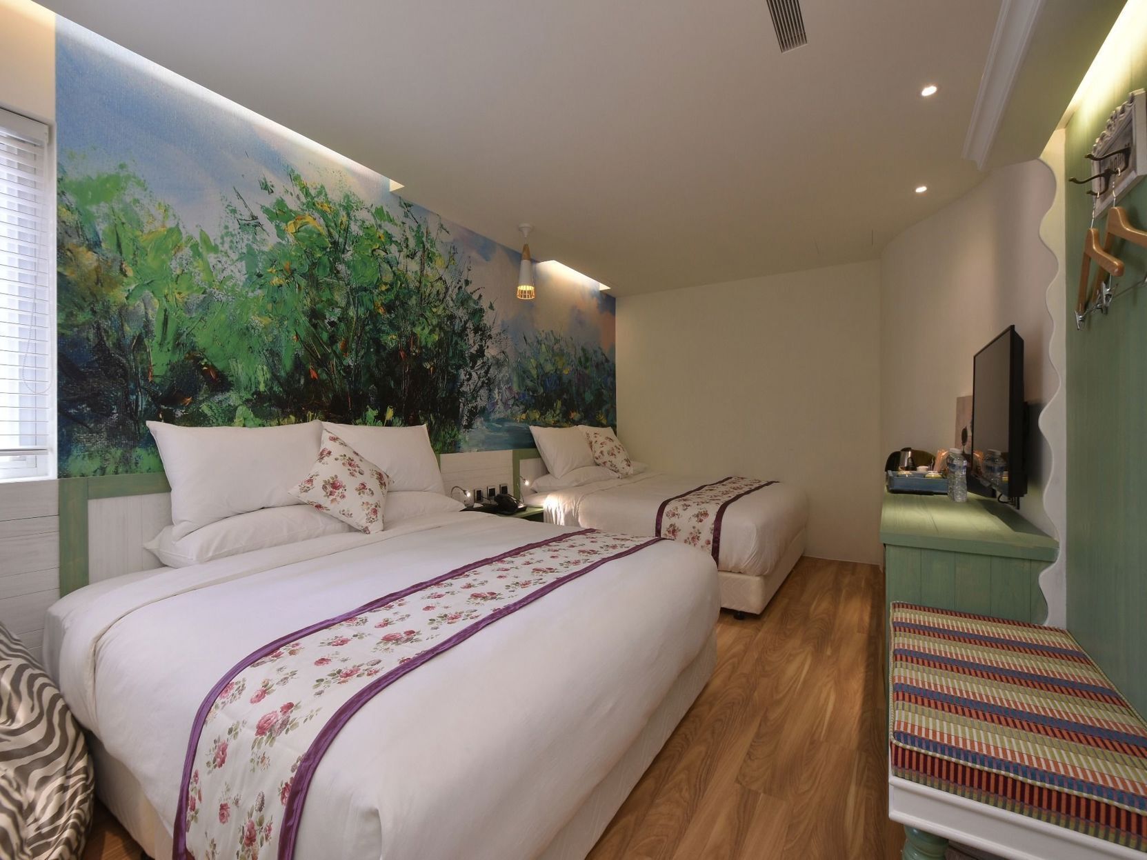 Down comforters, in-room safe, soundproofing, free WiFi